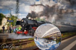 IR6_15024 Dampflok BR 52 1360-8 - Im Blick durch die Kugel bei der Abfahrt in FFM Hchst