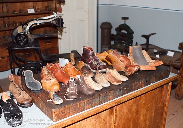 Deutsches Schuhmuseuum Hauenstein Man sieht auer Schuhen auch noch sehr viele andere alten Dinge